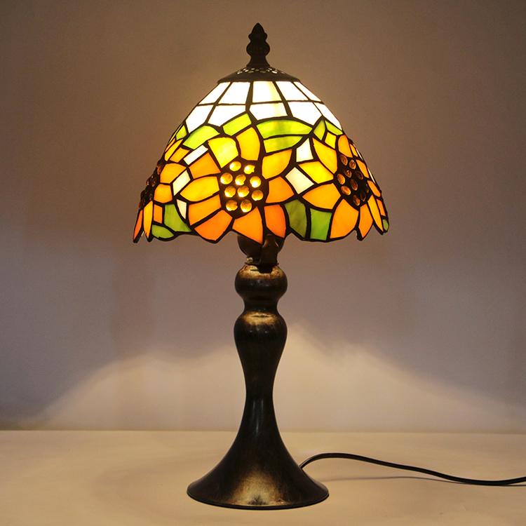 LongHuiJing Tiffany Stained Glass Style Desk Light Yellow Sunflower Lampshade Table Reading Night Light W8H15Inch