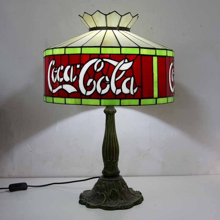 LongHuiJing Coca-Cola Stained Glass Table Lamp Tiffany Style Desk Light With 16Inch Wide Lampshade and Zinc Alloy Base
